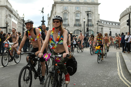 London Naked Bike Ride Passes Past Foto De Stock De Contenido