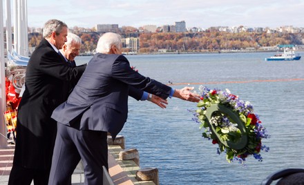 Count President Bush Attends Veteran S Day Ceremony On The Intrepid