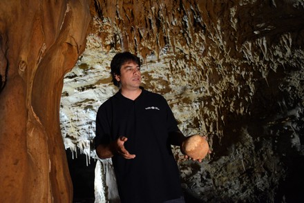 18 A 55 000 Year Old Human Skull Uncovered In Manot Cave Israel 28