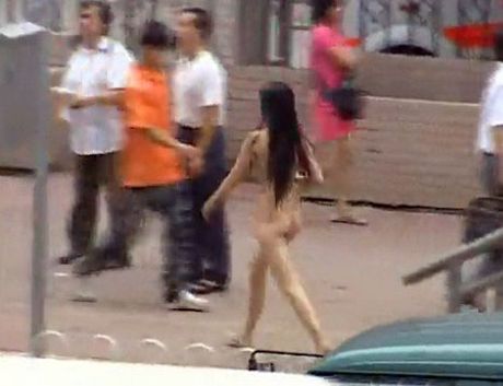 Naked Woman Seen Walking Down Street Foto De Stock De Contenido