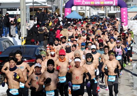 Shirtless Participants Brave Freezing Weather Run Redaktionelles