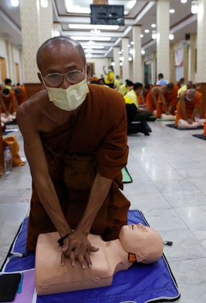 Thai Buddhist Monk Practices Cpr Cardiopulmonary Editorial Stock Photo