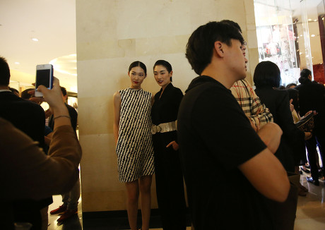 Shoppers Take Photos Chinese Models During Editorial Stock Photo