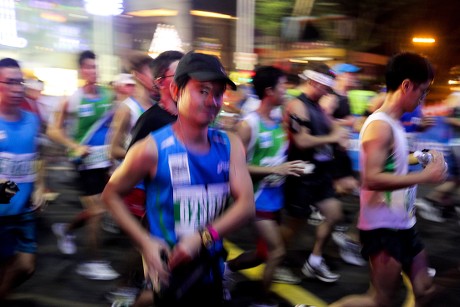 Runners Start Standard Chartered Singapore Marathon Editorial Stock