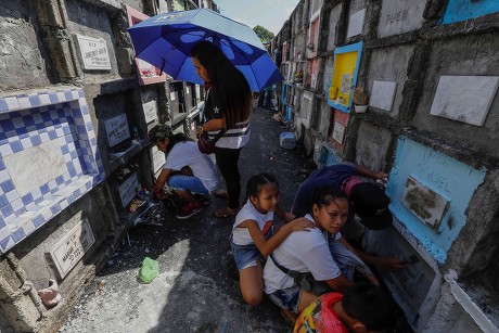 Filipinos Clean Grave Sites Departed Loved Editorial Stock Photo