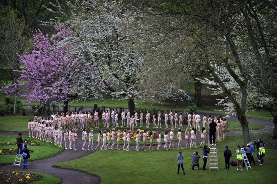 Hundreds Naked Volunteers Pose Photographer Spencer