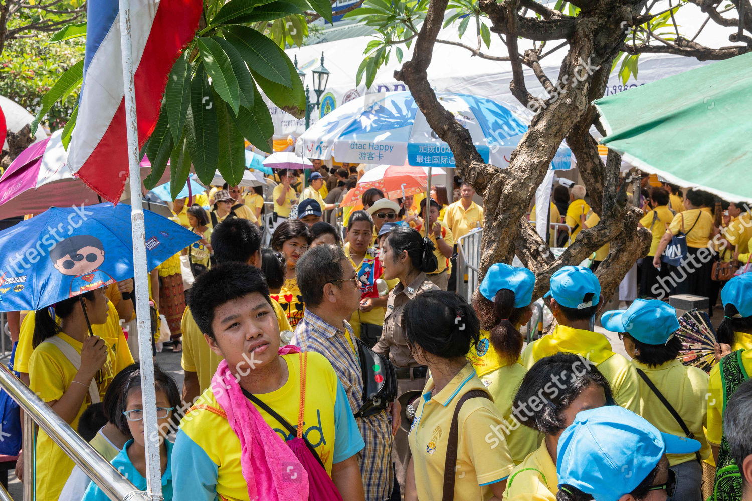 Crowds Watch Thailands King Maha Vajiralongkorn Editorial Stock Photo