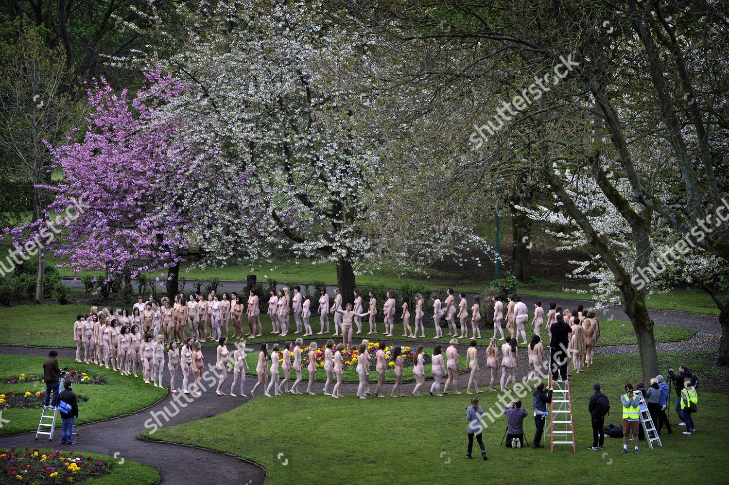 Hundreds Naked Volunteers Pose Photographer Spencer