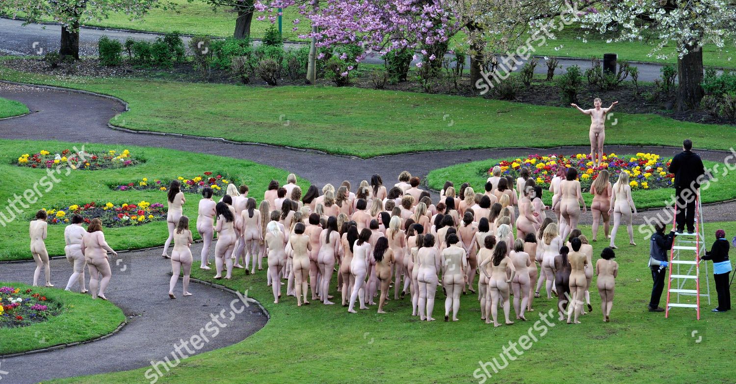 Hundreds Naked Volunteers Pose Photographer Spencer 新闻传媒库存照片 库存图片