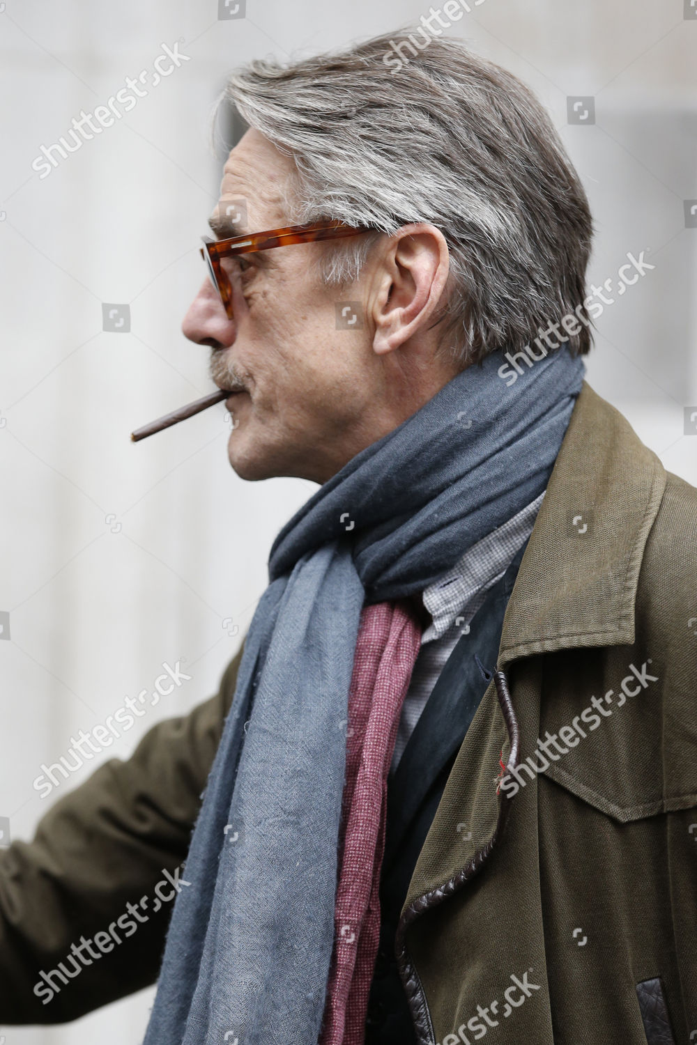 Jeremy Irons raucht einer Zigarette (oder Cannabis)
