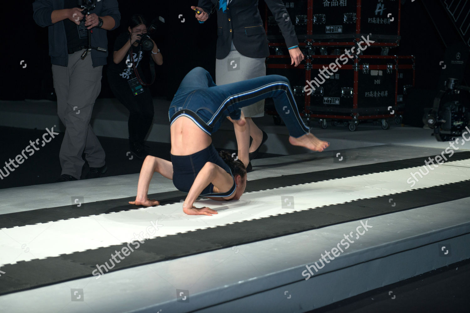 Chinese Contortionist Liu Teng Sets New Editorial Stock Photo Stock