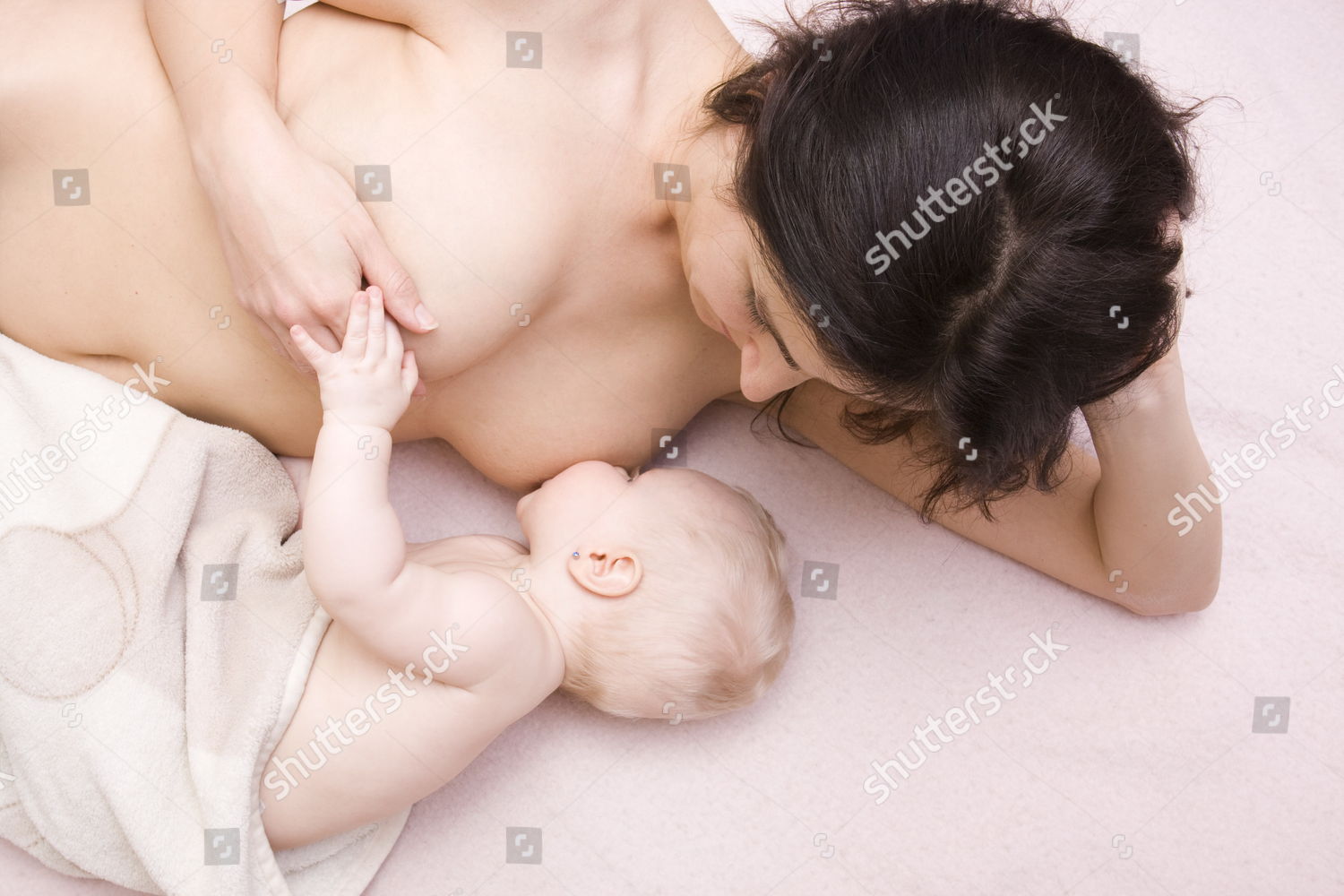 Молочная грудь молодой мамаши фото