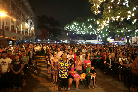 Filipino Catholics Attend Traditional Misa De Editorial Stock Photo ...