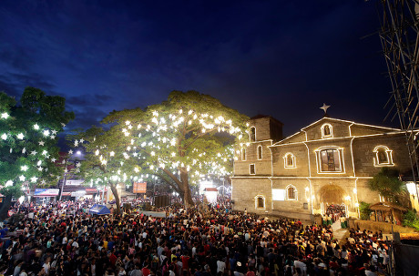 FILIPINO CATHOLICS ATTEND TRADITIONAL MISA DE Editorial Stock Photo ...