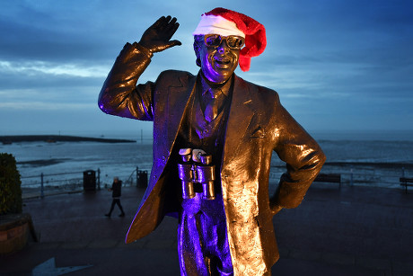 Statue Of Comedian Eric Morecambe On Morecambe Seafront. - Labour Group Momentum's Tactics In Lancashire Town Of Morecambe. Pic Bruce Adams/copy Reid -20/12/17 Sue Reid Investigation -.