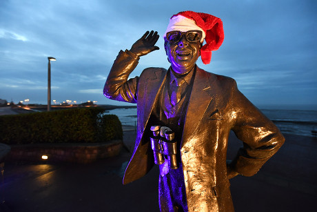 Statue Of Comedian Eric Morecambe On Morecambe Seafront. - Labour Group Momentum's Tactics In Lancashire Town Of Morecambe. Pic Bruce Adams/copy Reid -20/12/17 Sue Reid Investigation -.