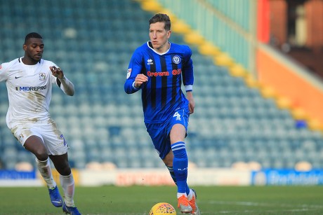 1 Jim mcnulty brings the ball forward football league Stock Pictures