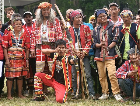 FILIPINO MAN INDIGENOUS MATIGSALUG TRIBE COMPETES Foto de stock de