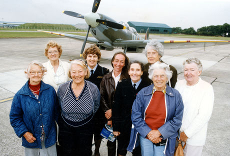 Ex Ata Women Pilots Who Flew Spitfires In Wwii Ltor: Maggie Frost Frances Horsburgh Peggy Lucas Joy Lofthouse Carolyn Grace (not Ata But Only Woman In The World At Present Flying Her Own Spitfire Which Is In The Background) Diana Barnato Walker (died