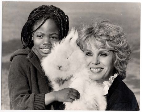 Joanna Lumley Actress 1984 Sue Cook & Joanna Lumley Pictured At The Vauxhall City Farm To Launch The B.b.c.'s Fifth 'children In Need' Appeal. With Lumley Is 7 Y.o. Samantha Davis One Of The Children Visiting The Farm