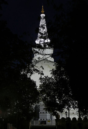 The ancient but renovated Sri Lankan Mahiyanganaya stupa, Sri Lanka ...