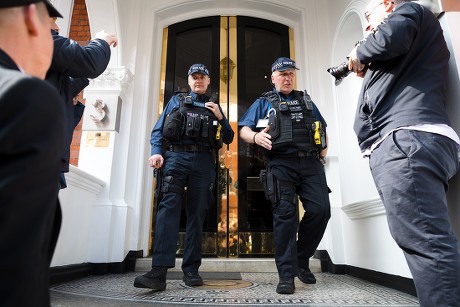 Police Arrive Door Outside Ecuadorian Embassy Editorial Stock Photo ...