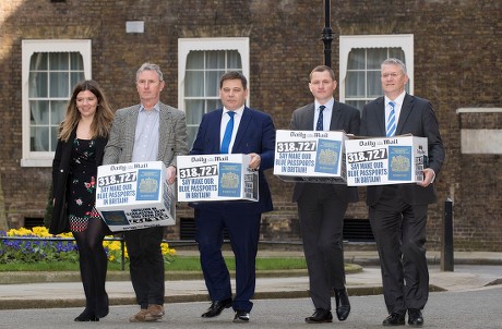 L_r - Eleanor Hayward Daily Mail Reporter Nigel Evans Mp Andrew Brigden Mp David Churchill Daily Mail Reporter And Andrew Rosindell Mp Carry Boxes Of 318 727 Signatures To 'make Blue Passports In Britain' To Be Handed In To Number 10 Downing Street