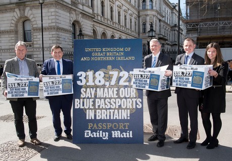 L_r - Nigel Evans Mp Andrew Brigden Mp Andrew Rosindell Mp David Churchill And Eleanor Hayward Daily Mail Reporter Carry Boxes 318 727 Signatures To 'make Blue Passports In Britain' To Be Handed In To Number 10 Downing Street.