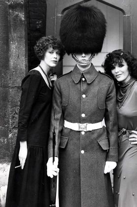 Joan Collins - Actress - 1981 - Eyes Front - Actress Sylvia Kristel And Joan Collins - Two Of The Sexiest Ladies In The World With A Young Man Outside St James Palace Who Couldn't Do Anything About It... Picture Desk ** Pkt5204-357558