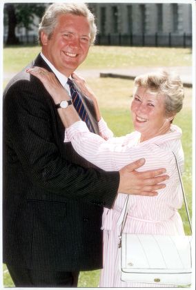 Jeremy Hanley - Politician - 1994 Actress Dinah Sheridan With Her Son Jeremy-minister For Armed Forces.... Pkt3875-292048