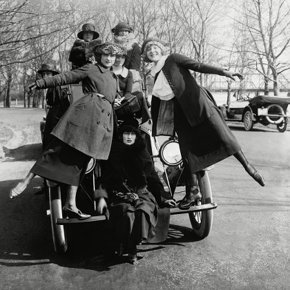 22 1920 flappers Stock Pictures, Editorial Images and Stock Photos ...
