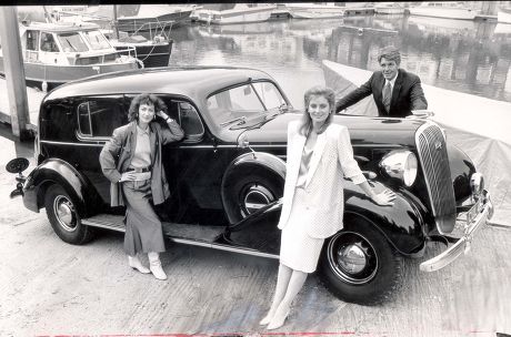 Duke And Duchess Of Windsor - Cars And Driving - 1987 Tv Actors From 'howards Way' Sarah-jane Varley (blonde Light Suit) Susan Gilmore (dark Hair) And Maurice Colbourne Seen With The Buick Car. It Is The Most Romantic Car Of The Century...the Luxur