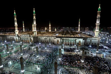 Thousands Pilgrims Pray Prophets Mosque Holy Editorial Stock Photo ...