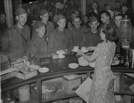 9 Soldiers having meals Stock Pictures, Editorial Images and Stock ...