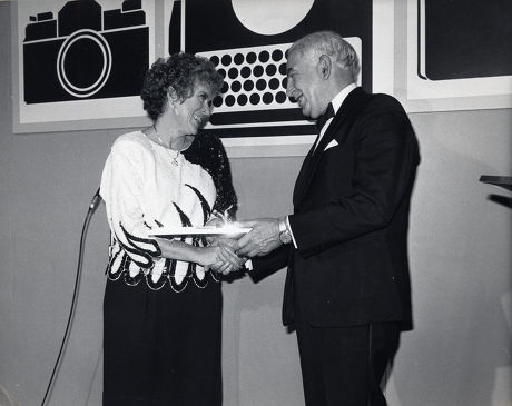 Ann Leslie Receives Her British Press Award 1987 From The Rt Hon Zelman Cowen At The Savoy London - 1987