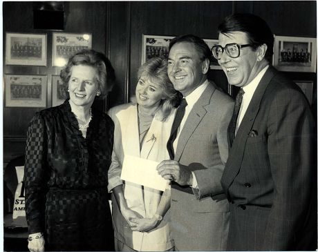 Baroness Thatcher Of Kesteven - Pm - 1987 Conservative National Golf Tournament Charitable Settlement Charitable Donations At No 12 Downing Street. Mrs Thatcher Is With Wincy Willis Bob Monhouse Leslie Crowther.... Picture Desk ** Pkt5708-359068