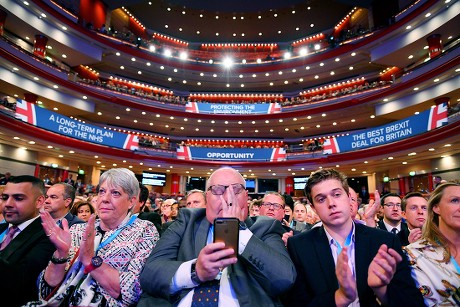 Eric Pickles (centre) And Delegates In The Symphony Hall.. - Conservative Party Conference At The Birmingham Int. Conference Centre Birmingham West Midlands.  - 30/9/18.