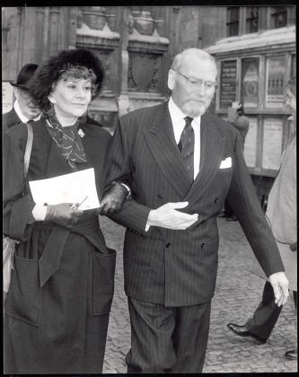 Laurence Olivier (lord Olivier 1907-1989) Pictured With His Wife Actress Joan Plowright Following The Thanksgiving Service For Actor Sir Ralph Richardson At Westminster Abbey. Dame Joan Plowright (dbe 1/04)