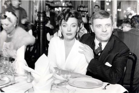 Television Programme 'arch Of Triumph' 1984 Leseley Anne Down Who Plays The Part Which Ingrid Bergman Played And Anthony Hopkins Who Plays The Part Which Was Played By Charles Boyer - Scenes Around The Norte Dame And The Restaurant In The Montmarte
