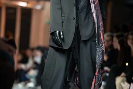 Yohji Yamamoto Womenswear Fall Winter 2021 Runway Collection