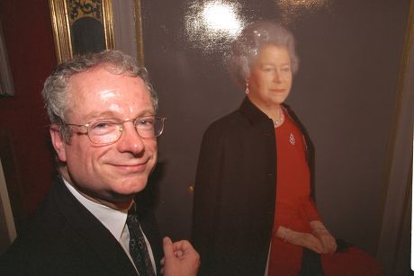 Royal Society Of Portrait Painters Unveils New Portrait Of The Queen By Artist Robert Wraith Who Did Not Attend Opening. Opened By Chris Smith (now Baron Smith Of Finsbury) Secretary Of State For Culture. 1998 Lord Smith