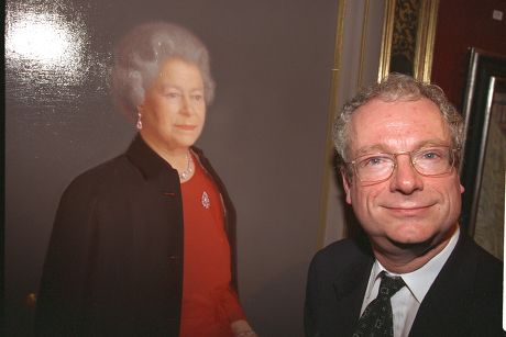 Royal Society Of Portrait Painters Unveils New Portrait Of The Queen By Artist Robert Wraith Who Did Not Attend Opening. Opened By Chris Smith (now Baron Smith Of Finsbury) Secretary Of State For Culture. Lord Smith 1998