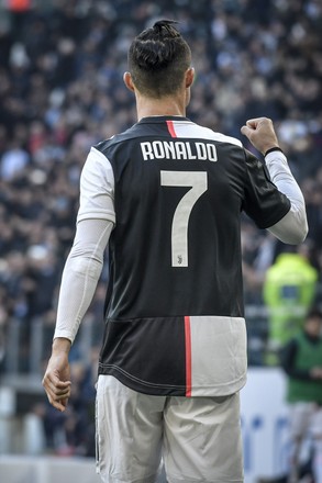 Cristiano Ronaldo kể về chuyến phiêu lưu mới cùng Juventus. Hãy cùng xem hình ảnh những khoảnh khắc đầy hứng khởi của siêu sao người Bồ Đào Nha khi anh gia nhập đội bóng với nhiều tham vọng Serie A.