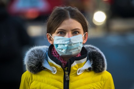 A woman wearing a protective face mask walks along Edinburgh's Royal Mile  during the coronavirus outbreak with a Louis Vuitton bag Stock Photo - Alamy