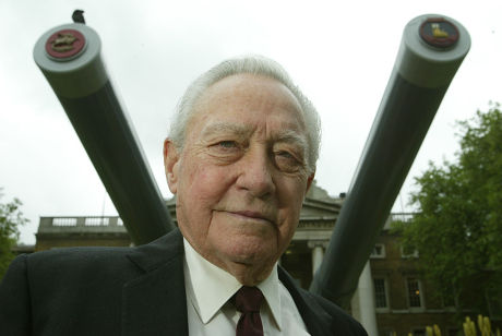 D-day Veterans Sixtieth Anniversary Reunion At The Imperial War Museum. Actor Richard Todd The Star Of Many Post-war Films Such As The Dambusters And The Longest Day Who Served As A 23 Year Old Fisrt Lieutenant In The 7th Light Infantry Battallion 5t