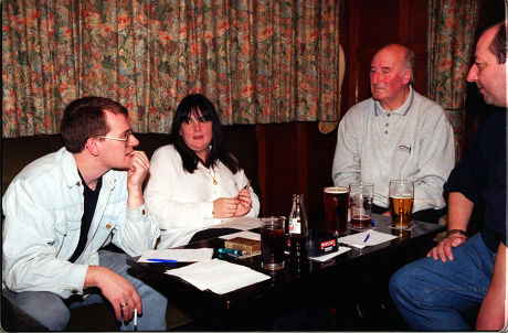 Evening Standard Pub Quiz Between Teams From The Albion And The Ship Pubs In Rotherhithe. L-r: Jason Broughton Sally Murphy Alan Bennett & Ken Temple Of The Losing Team From The Albion.