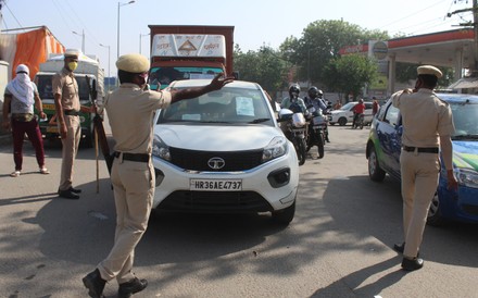 Security Personnel Intercept Incoming Vehicles Dundaherakapashera ...