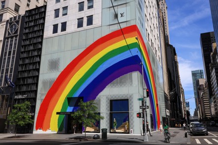 Louis Vuitton viert Pride-maand met regenboog op winkel New York