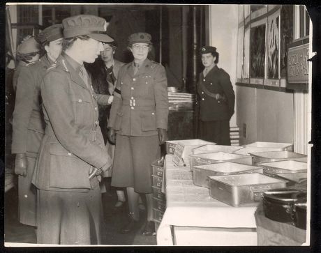 The Princess Royal Opened An Ats Exhibition And Recruiting Campaign At Messrs Lewis's Store Leeds. Inspecting The Exhibition Of Equipment And Photographs....royalty 7000c 6th Earl Of Harewood & Mary Princess Royal