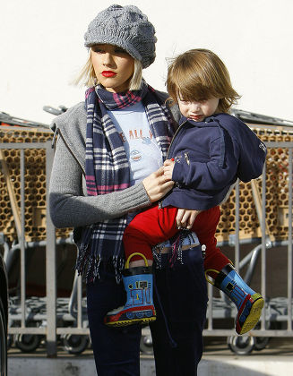 Singer Christina Aguilera dons Marc Jacob boots while shopping with son and husband, Jordan Bratman at Petco, Los Angeles, America - 26 Dec 2009